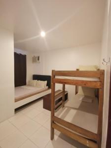 מיטה או מיטות קומותיים בחדר ב-One Hostel - El Nido