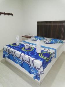 比亞維森西奧的住宿－Hotel Villa Luna del Llano，床上有蓝色和白色的毯子
