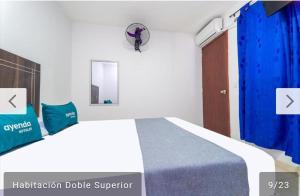 比亞維森西奧的住宿－Hotel Villa Luna del Llano，一间卧室配有床和蓝色窗帘