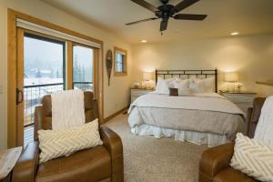 ein Schlafzimmer mit einem Bett und zwei Stühlen und einem Fenster in der Unterkunft Black Bear 59 in Durango Mountain Resort + 26 Fotos