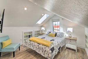 una camera da letto con un letto e una sedia blu di Renovated North Bend Cottage Near Eateries! a North Bend