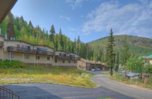 einen Blick auf ein Gebäude mit einem Berg im Hintergrund in der Unterkunft Sitzmark 12 in Durango Mountain Resort