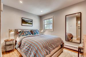 un dormitorio con una cama y un espejo en 216 Pitkin St Unit6, en Frisco