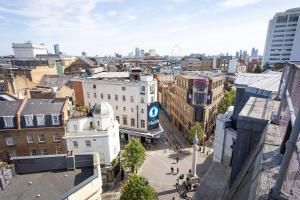 una vista aerea di una città con edifici di Radisson Blu Hotel, London Mercer Street a Londra