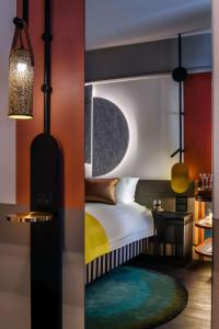 - une chambre avec un lit, une table et un tapis dans l'établissement QT Newcastle, à Newcastle