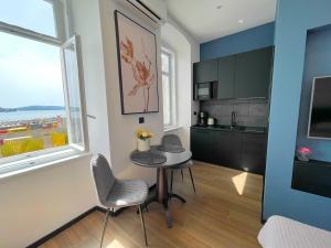 Kuchyňa alebo kuchynka v ubytovaní Navis city apartments