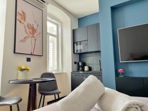 Kuchyňa alebo kuchynka v ubytovaní Navis city apartments + 37 fotografií
