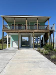 ein großes Haus mit einer Veranda und einer Terrasse in der Unterkunft Sunny Catalina in Galveston