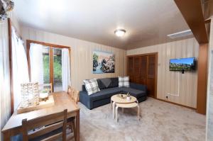 una sala de estar con un sofá y una mesa en 151 CR 200 1 Bedroom Cabin, en Durango 4 fotos más