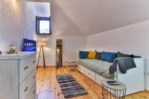 ein Wohnzimmer mit einem Sofa und einem Tisch in der Unterkunft Iguana House in Stari Bar
