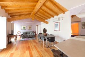 sala de estar con mesa y sofá en Barchi Resort - Apartments & Suites en San Felice del Benaco