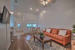 Cozy Gainesville Condo Near Shopping and Dining في غاينيسفيل: غرفة معيشة مع أريكة وطاولة