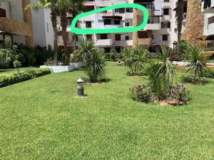 Taman di luar superbe appartement en complexe avec piscine