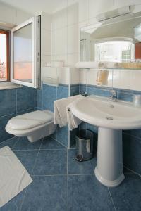 Ένα μπάνιο στο Hotel Trogir