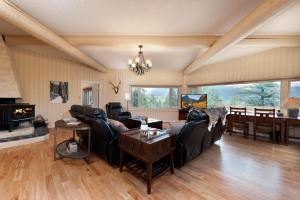 Una sala de estar con muebles de cuero y chimenea. en 151 CR 200 3 Bedroom Cabin, en Durango