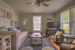 ein Wohnzimmer mit einem Sofa und einem TV in der Unterkunft Carousel Cottage North Chattanooga Home! in Chattanooga