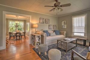 ein Wohnzimmer mit einem Sofa und einem Tisch in der Unterkunft Carousel Cottage North Chattanooga Home! in Chattanooga