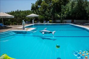 una piscina con un delfín en el agua en Aphrodite Apartments en Kallithea Rhodes