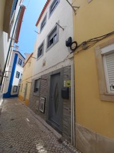 een gebouw met een deur aan de straatkant bij Casas Duarte in Nazaré