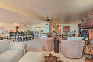 Una sala de estar con sofás y una mesa y una cocina. en Tucson Oasis La Casa de las Palmas with Pool!, en Tucson
