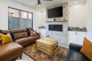 un soggiorno con divano e camino di 246 E 200 South Unit 6 a Moab