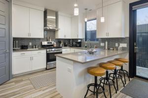 una cucina con armadi bianchi e un'isola con sgabelli di 246 E 200 South Unit 6 a Moab