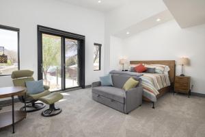 una camera da letto con un letto, una sedia e un tavolo di 246 E 200 South Unit 6 a Moab