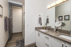 un bagno con due lavandini e uno specchio di 246 E 200 South Unit 6 a Moab Altre 18 foto