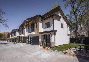 una grande casa bianca con un vialetto d'accesso di 246 E 200 South Unit 6 a Moab