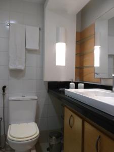 Ένα μπάνιο στο Apt. Em hotel na Av. Beira Mar em Fortaleza