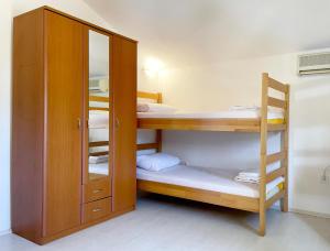 Uma ou mais camas em beliche em um quarto em Apartments Kampe
