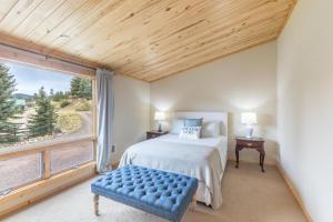 ein Schlafzimmer mit einem Bett und einem großen Fenster in der Unterkunft Aspen Grove in Creede