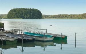 Drei Boote sind an einem Dock auf einem See angedockt. in der Unterkunft Ferienhaus Aaskuhle X in Schwarz