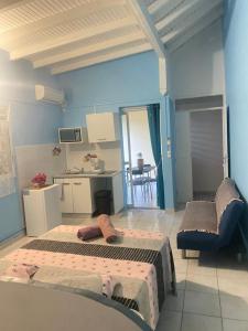1 dormitorio con 2 camas, mesa y silla en Chez Tata et Didi en Grand-Bourg