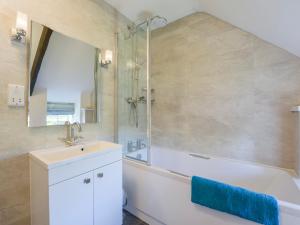 Vannituba majutusasutuses Michaelmas Cottage +21 fotot