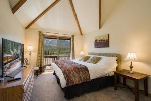 ein Schlafzimmer mit einem Bett, einem Fernseher und einem Fenster in der Unterkunft Cascade Village 59 in Durango Mountain Resort + 33 Fotos