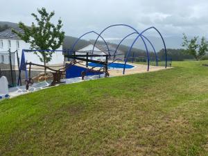 een speeltuin in een grasveld naast een gebouw bij Casa Darivas in Trabada