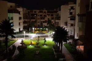Taman di luar superbe appartement en complexe avec piscine