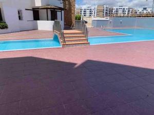 Kolam renang di atau dekat dengan superbe appartement en complexe avec piscine