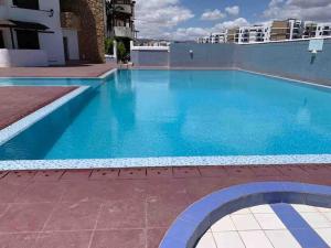 Kolam renang di atau dekat dengan superbe appartement en complexe avec piscine