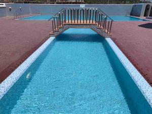 Kolam renang di atau dekat dengan superbe appartement en complexe avec piscine