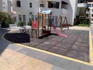 Kawasan permainan kanak-kanak di superbe appartement en complexe avec piscine