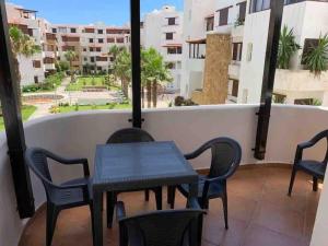 Balkoni atau teres di superbe appartement en complexe avec piscine