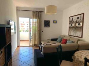 Ruang duduk di superbe appartement en complexe avec piscine
