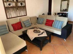 Ruang duduk di superbe appartement en complexe avec piscine