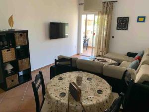 Televisyen dan/atau pusat hiburan di superbe appartement en complexe avec piscine