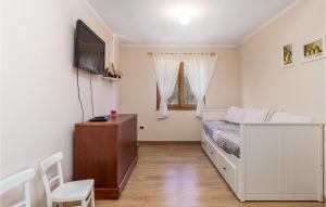 ein Schlafzimmer mit einem Bett, einer Kommode und einem Fenster in der Unterkunft Stunning Home In Rakovicko Seliste With Kitchen in Selište