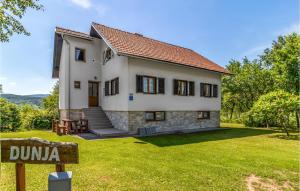 ein Haus mit einem Schild davor in der Unterkunft Stunning Home In Rakovicko Seliste With Kitchen in Selište