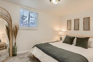 ein weißes Schlafzimmer mit einem Bett und einem Fenster in der Unterkunft 1440 Fenton St in Lakewood