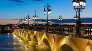 un puente sobre un río con luces encendidas en Au Cocon d'Ornon - Top Location Bordeaux, en Villenave-dʼOrnon 9 fotos más